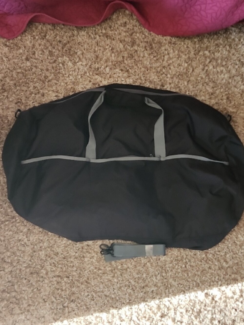 Amazon Basics Extra Large Foldable Nylon Duffel Bag With Carry Strap - Picture 4 of 8